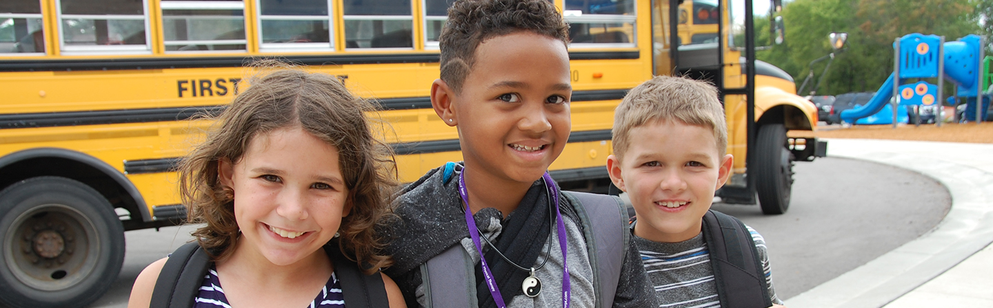 Студенти перед шкільним автобусом в перший день школи.